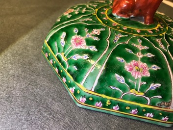 Une paire de bols couverts en porcelaine de Chine de style Bencharong pour le march&eacute; thai, 19&egrave;me